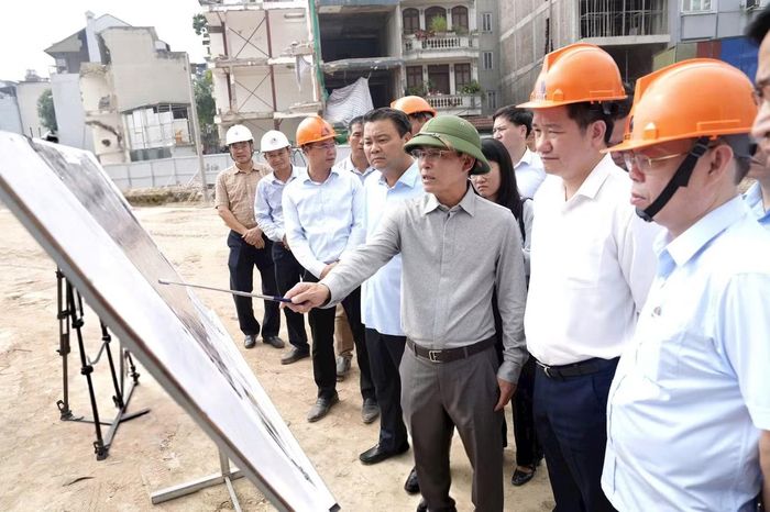 Phó Bí thư Thường trực Thành ủy Hà Nội Nguyễn Trọng Đông kiểm tra thực địa Dự án đường Vành đai 2.5, ngày 9/9. Ảnh: P.H.