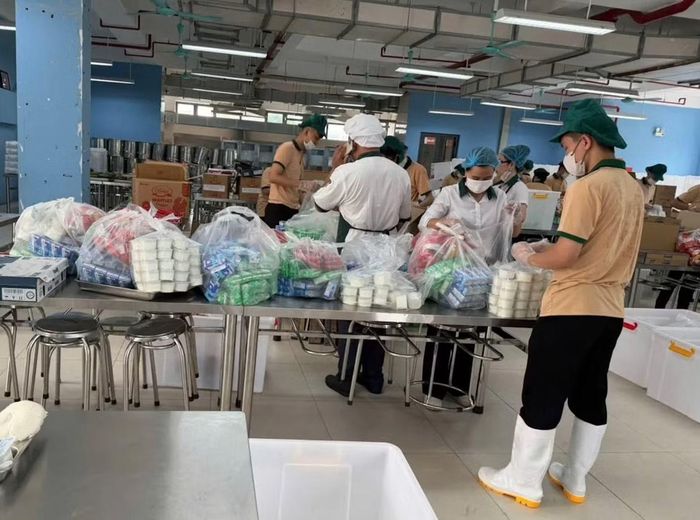 Nhân viên chuẩn bị các phần ăn tạm dành cho học sinh Trường Tiểu học Nguyễn Quý Đức trong ngày 10/9. Ảnh: Phụ huynh cung cấp.