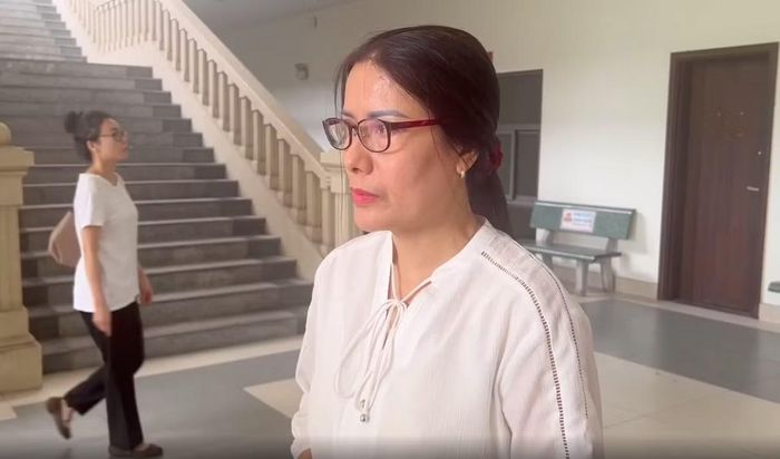 Cô Nguyễn Thị Bình ngoài phòng xét xử phúc thẩm.