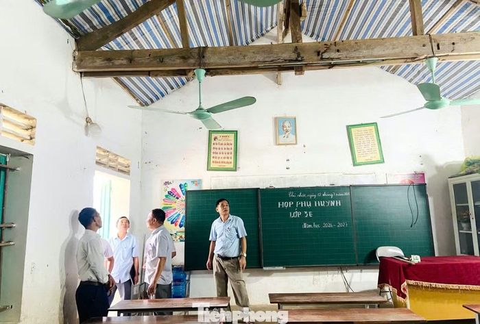Ngày 29/8, đoàn công tác của Sở GD&ĐT Nghệ An phối hợp với UBND xã Quỳnh Tam khảo sát thực tế tại điểm lẻ Tiến Sơn và điểm trường chính.