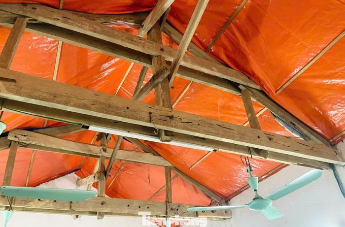 Các phòng học đều xuống cấp nghiêm trọng. Phần trên mái được làm bằng gỗ, bịt bạt tránh dột.