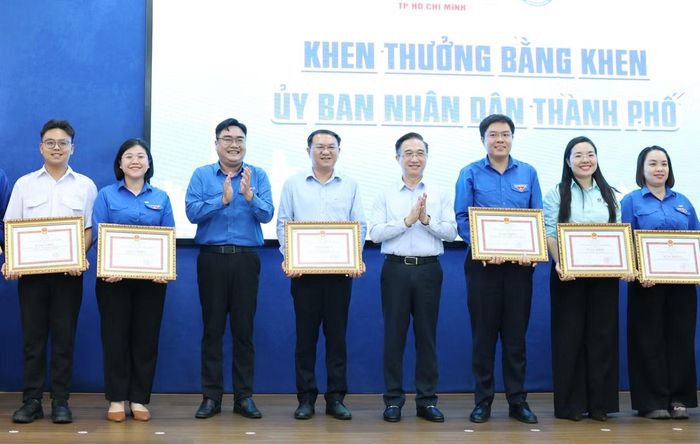 Phó Bí thư Thành ủy TPHCM Đặng Minh Thông và Bí thư Thành Đoàn TPHCM Ngô Minh Hải trao Bằng khen của Chủ tịch UBND TPHCM tặng các cá nhân, đơn vị triển khai có hiệu quả đội hình Mùa hè số.