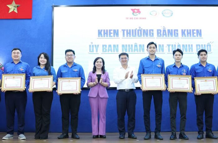 Phó Chủ tịch UBND TPHCM Nguyễn Mạnh Cường cùng Phó Bí thư Đảng ủy UBND TPHCM Nguyễn Thanh Xuân trao khen thưởng cho các tổ cá nhân, đơn vị xuất sắc. Ảnh: Ngô Tùng