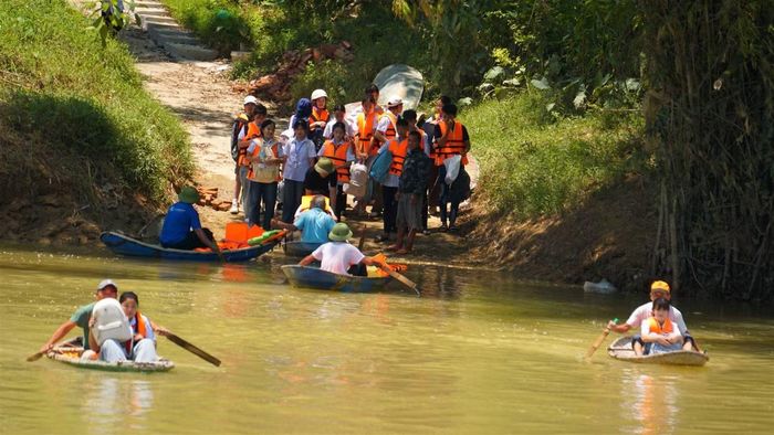Người dân chèo thuyền đưa con em qua sông Cầu