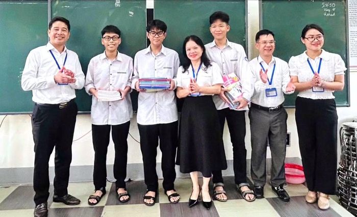  Trường THPT Lê Viết Thuật trao tặng sách giáo khoa cũ cho học sinh. 