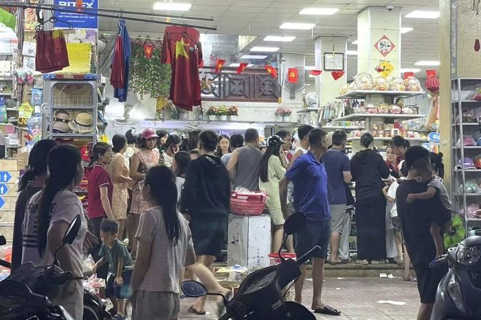  Phụ huynh, học sinh chen nhau tìm mua sách giáo khoa tại một nhà sách ở Nghệ An. 