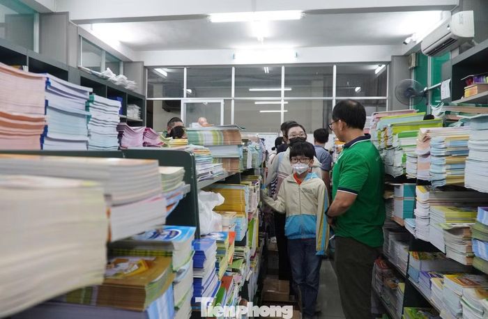 Việc photocopy nguyên cuốn sách giáo khoa có thể phát sinh vấn đề liên quan đến quyền tác giả. Ảnh: Huế Xuân