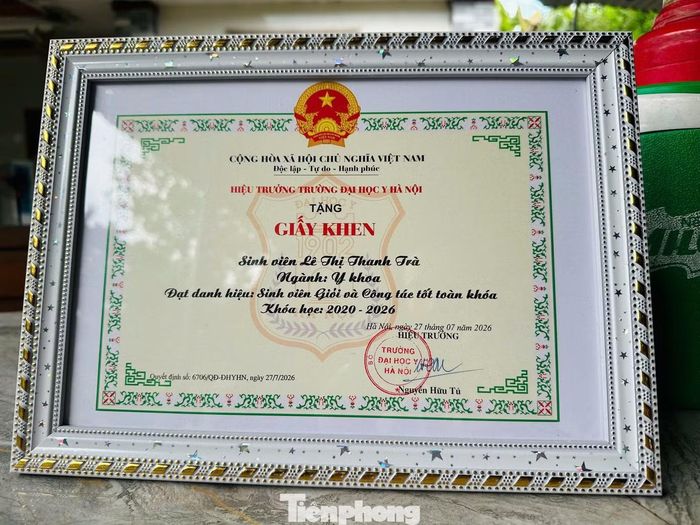Những tấm giấy khen ghi dấu quá trình nỗ lực học tập của Thanh Trà.