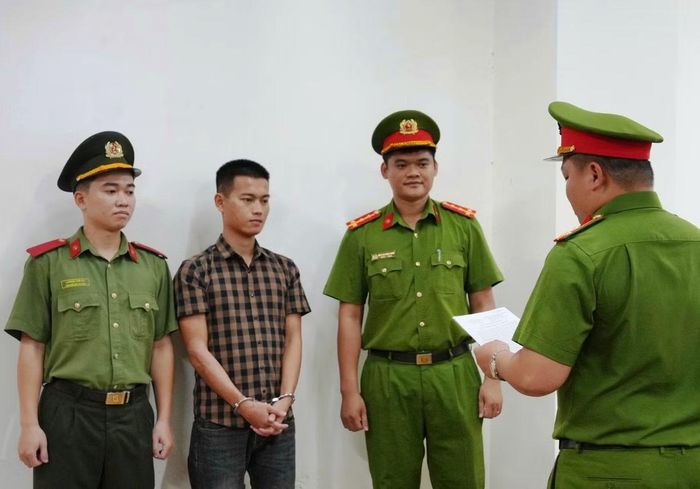 Đọc lệnh khởi tố vụ án, khởi tố bị can và bắt tạm giam Đặng Văn Vĩnh Hoàng. Ảnh: CACC