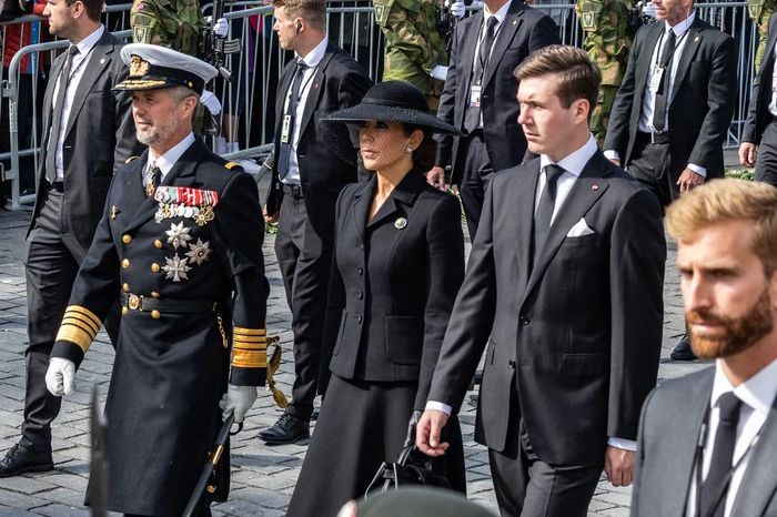 Vua Frederik và Hoàng hậu Mary cùng các thành viên Hoàng gia Đan Mạch tham dự đám rước. Ảnh: Getty Images.