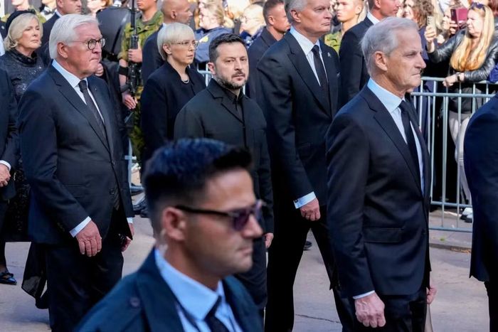 Tổng thống Ukraine Volodymyr Zelenskyy và Thủ tướng Na Uy Jonas Gahr Store tham dự lễ tang. Ảnh: Reuters.