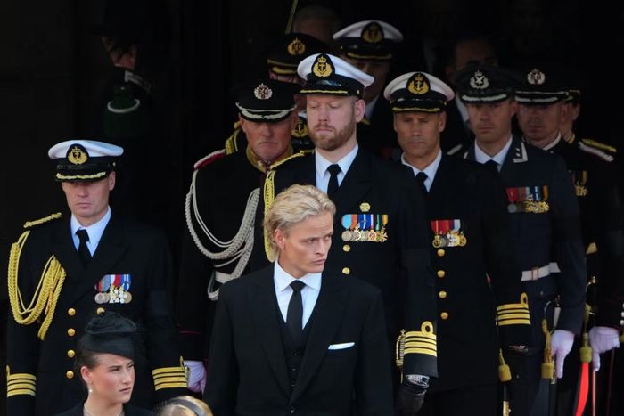  Marius Borg Høiby, con trai riêng của Hoàng hậu Mette-Marit cũng có mặt trong đoàn rước. Đáng chú ý, thanh niên sinh năm 1997 mới bị kết án 4 năm tù với hai tội danh hiếp dâm, còn phạm tội hành hung bạn gái cũ, đe dọa và vi phạm luật giao thông. Sự xuất hiện của người này tại tang lễ gây nhiều tò mò. Ảnh: AP. 