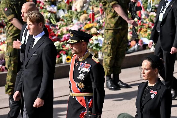 Vua Haakon dẫn đầu đoàn rước tang, bên cạnh là các con của ông, Thái nữ Ingrid Alexandra và Hoàng tử Sverre Magnus. Ảnh: Getty Images.