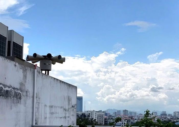 Một cụm còi có độ phát tán âm thanh xa 5km được bố trí tại tầng 6 Tòa nhà khu hành chính tập trung, đường Võ Nguyên Giáp, TP. Huế.