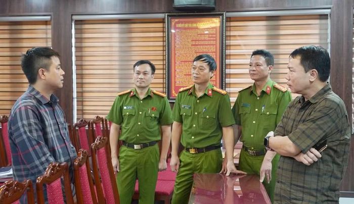 Đại tá Hoàng Quốc Việt, Giám đốc Công an tỉnh Thanh Hóa (bìa phải) trực tiếp chỉ đạo công tác điều tra, xử lý chuyên án.