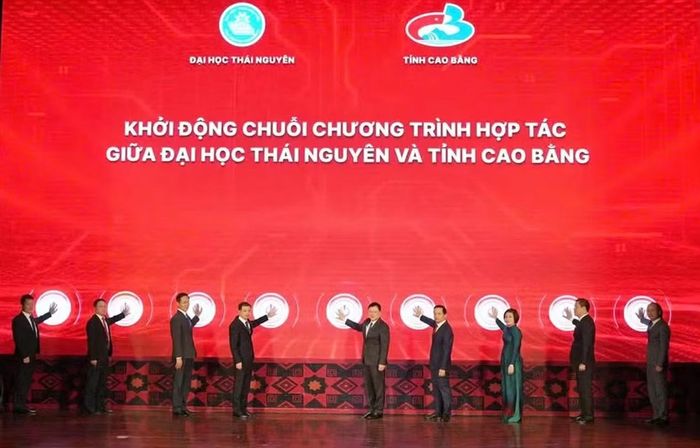 Các đại biểu thực hiện nghi thức khởi động chuỗi hoạt động hợp tác giữa Đại học Thái Nguyên và tỉnh Cao Bằng.
