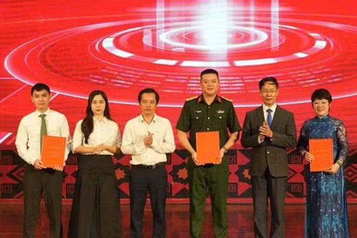 Trao biên bản thỏa thuận hợp tác giữa Trung tâm Đào tạo, Khoa học công nghệ và Đổi mới sáng tạo Đại học Thái Nguyên tại Cao Bằng với các doanh nghiệp.