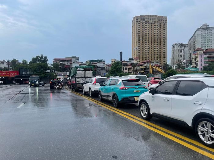 Các phương tiện "chôn chân" trên đường Phạm Tu.