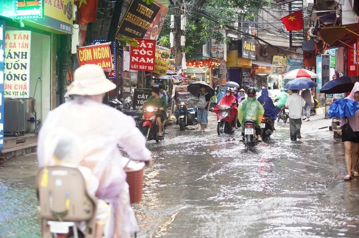 Phố Triều Khúc tiếp tục xuất hiện ngập cục bộ sau trận mưa lớn chiều 10/9.