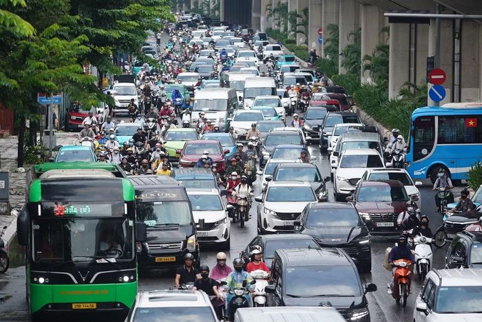Sau cơn mưa lớn, nhiều tuyến phố ở Hà Nội như Trần Phú, Nguyễn Trãi, Vành đai 3, Láng, Trường Chinh... nhanh chóng ùn tắc.