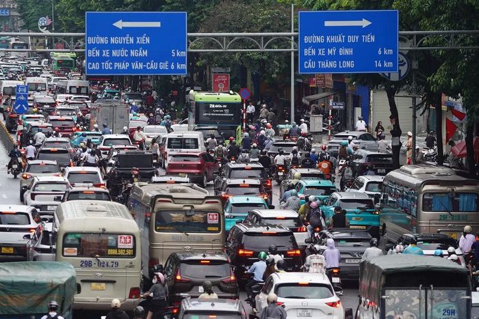 Đường Nguyễn Trãi ken đặc các phương tiện.