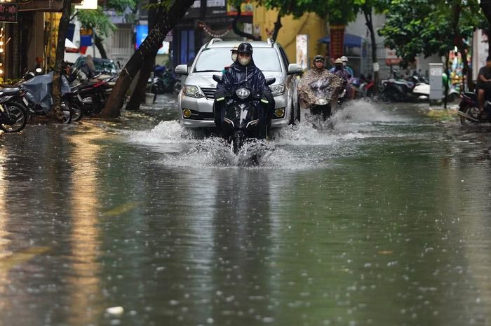 Một số điểm ngập khoảng 15 cm, gây khó khăn cho việc di chuyển.