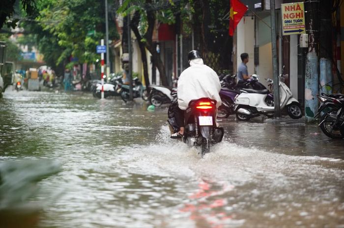 Phố Nguyễn Ngọc Nại ngập dài hàng trăm mét, nước tràn lên vỉa hè.