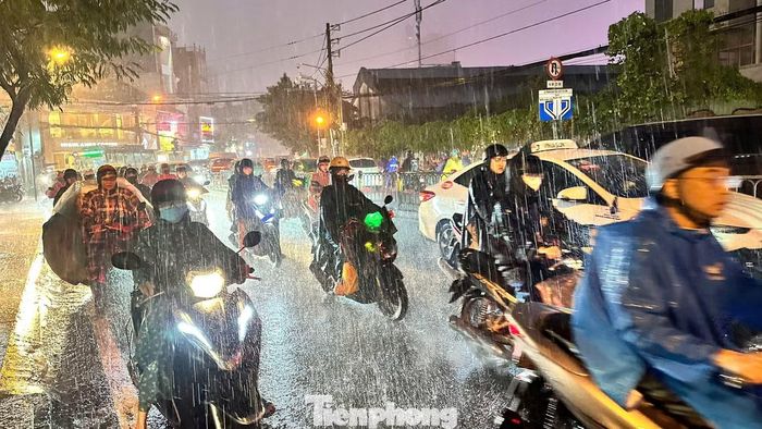 Khoảng 18 giờ, giao thông trên cả hai chiều đường Nguyễn Tất Thành, phường Xóm Chiếu, cũng rơi vào cảnh ùn ứ khi mưa lớn. Lượng phương tiện đông vào giờ tan tầm, cộng với thời tiết bất lợi khiến việc di chuyển của người dân gặp nhiều khó khăn.