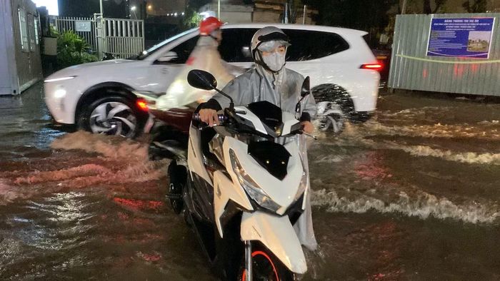  Ghi nhận tại đường Trần Văn Kiểu (phường Bình Phú), mưa lớn khiến nước dâng, nhiều đoạn đường bị ngập, người dân và phương tiện gặp khó khăn khi di chuyển qua khu vực. 