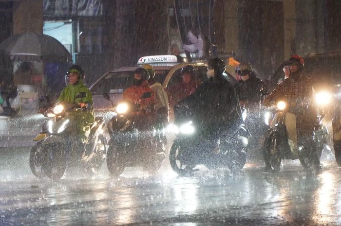  Không ít phương tiện gặp khó khăn khi di chuyển trong cơn mưa lớn 