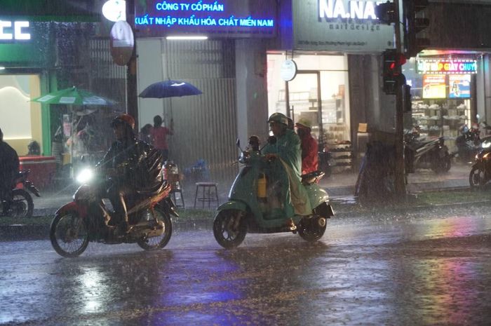  Vào thời điểm lượng phương tiện tăng cao, việc đi lại càng trở nên khó khăn. Người điều khiển xe máy phải chủ động quan sát, lựa chọn phần đường ít ngập để di chuyển. 