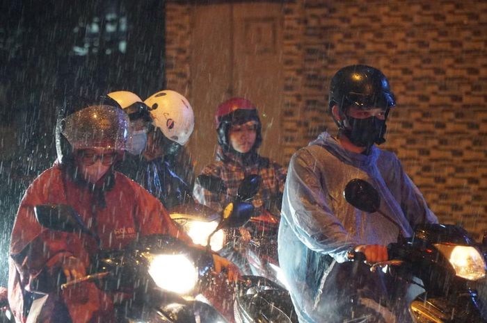  Các hình thế thời tiết trên có thể khiến mưa dông tiếp tục gia tăng tại TPHCM và khu vực lân cận. Trong những cơn dông, người dân cần đề phòng lốc, sét, mưa đá và gió giật mạnh. 