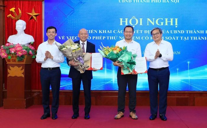 Lãnh đạo thành phố Hà Nội trao quyết định sandbox cho hai doanh nghiệp. Ảnh: NM
