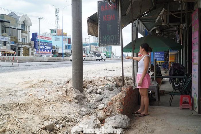 Chị Cẩm Châu (43 tuổi) cho biết việc nâng nền Quốc lộ 13 đang ảnh hưởng trực tiếp đến hoạt động buôn bán của gia đình. Theo chị Châu, mặt đường được nâng cao làm mất một phần lối vào cửa hàng, khách hàng khó tiếp cận. Việc kinh doanh vì thế cũng trở nên khó khăn hơn. “Chúng tôi chỉ mong thành phố và chủ đầu tư có phương án hỗ trợ, tạo lối đi thuận tiện để người dân ổn định cuộc sống và buôn bán thuận lợi hơn”, chị Châu nói.
