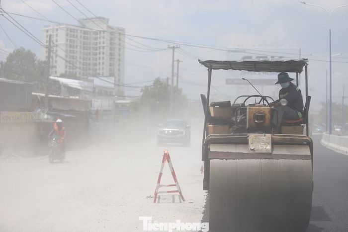 Trên đoạn tuyến dài khoảng 3 km, đơn vị thi công đang đổ đá, lu lèn và tạo nền đường mới cao hơn mặt đường cũ khoảng 1 m.
