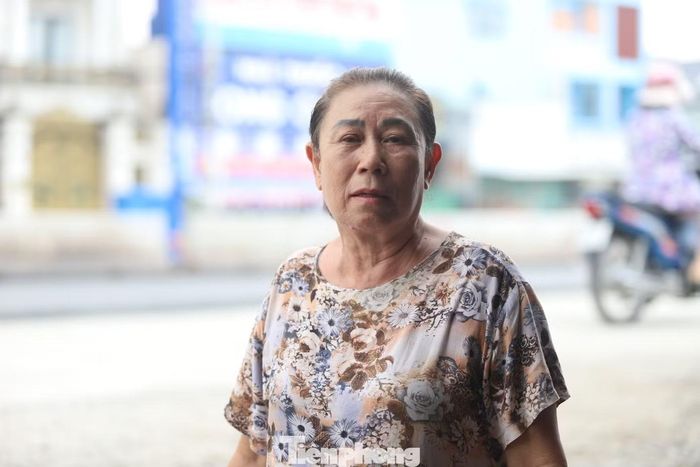 Bà Ngọc Lan (69 tuổi) - người dân sống dọc Quốc lộ 13 - cho biết tình trạng bụi mù mịt kéo dài khoảng 2-3 tháng nay, ảnh hưởng đến sinh hoạt và công việc của gia đình. “Chúng tôi mong đơn vị thi công có giải pháp để người dân đi lại thuận tiện. Đường nâng cao như vậy, khi trời mưa, nước có thể chảy ngược vào nhà vì khu vực này không có đường thoát nước”, bà Lan nói.