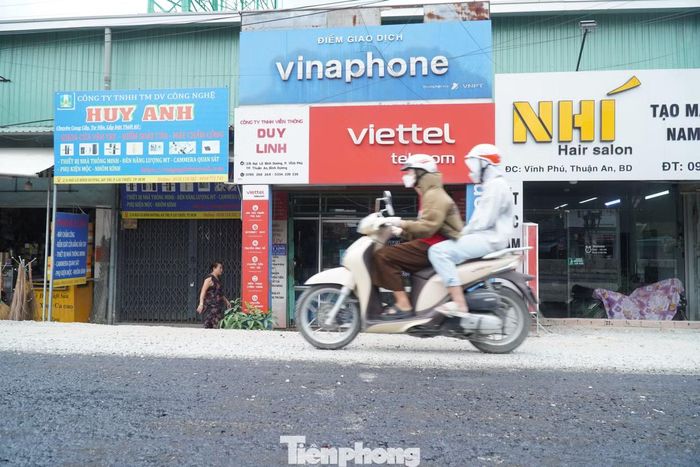 Mặt đường mới cao dần, trong khi nền nhà dân vẫn giữ nguyên, tạo ra khoảng chênh lớn giữa đường và nhà.