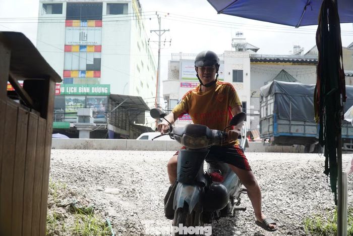 Nền đường mới cao hơn nền nhà dân khoảng 1 m, khiến việc đi lại, lên xuống nhà của người dân gặp nhiều khó khăn.
