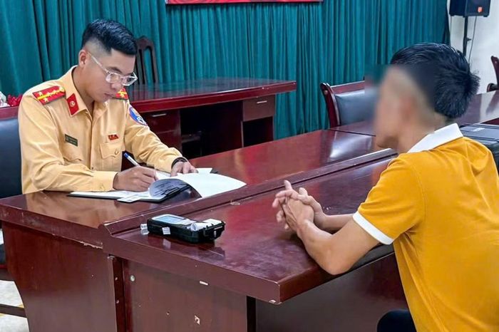 Hai tài xế tại cơ quan chức năng.
