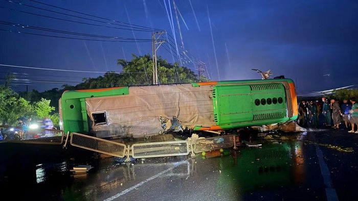 Chiếc xe lật chắn hết mặt đường quốc lộ 1.