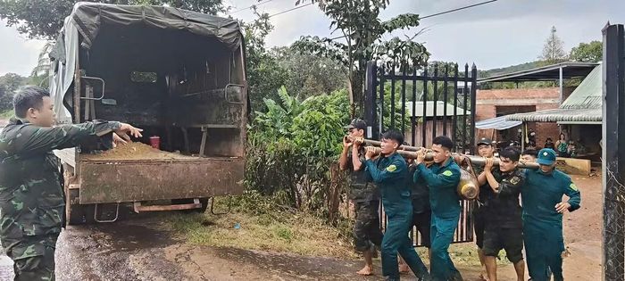 Ban CHQS xã Bom Bo phối hợp với lực lượng công binh vận chuyển quả bom nặng 300kg đến khu vực an toàn để xử lý.