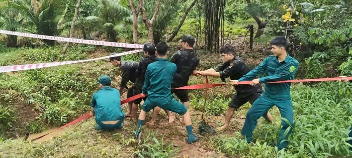 Lực lượng CHQS xã Trảng Bom tham gia trục vớt quả bom nặng 300 kg dưới suối khu vực vườn nhà người dân.