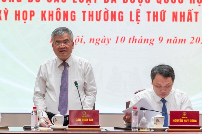 Phó Chủ nhiệm Văn phòng Chủ tịch nước Cấn Đình Tài đã công bố Lệnh của Chủ tịch nước đối với các luật được Quốc hội thông qua.