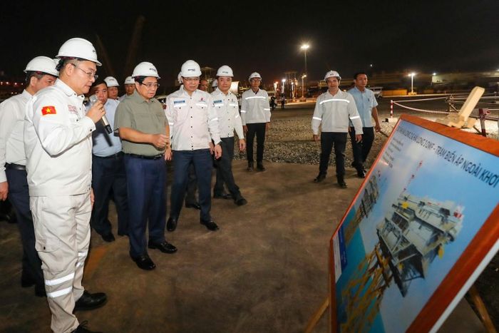 Thủ tướng Phạm Minh Chính chỉ đạo PETROVIETNAM và PTSC phải “làm bằng được, càng sớm càng tốt, việc chuyển giao, làm chủ toàn bộ công nghệ điện gió ngoài khơi”, trong chuyến thăm Trung tâm Công nghiệp Năng lượng và Hậu cần Kỹ thuật PTSC vào tháng 12/2024.