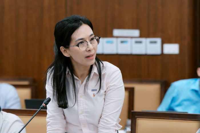 Đại diện đơn vị tư vấn báo cáo các phương án kỹ thuật và lựa chọn công nghệ cho dự án.