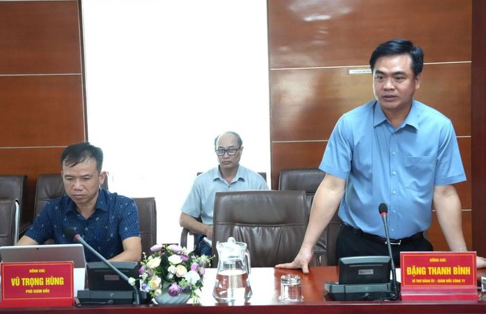 Giám đốc Công ty CP Than Đèo Nai - Cọc Sáu - TKV Đặng Thanh Bình báo cáo tại buổi làm việc.