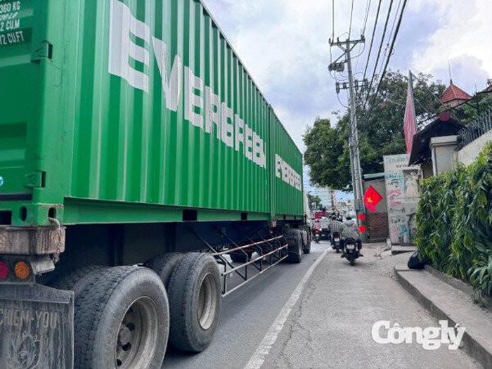 Lưu thông cạnh xe container luôn là tình huống khiến nhiều người đi xe máy lo ngại do hạn chế tầm quan sát và nguy cơ rơi vào điểm mù.