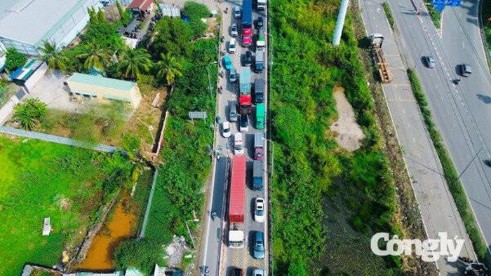 Những “khối thép” di động nối đuôi nhau trên đường Võ Chí Công, tạo áp lực lớn đối với các phương tiện nhỏ hơn.