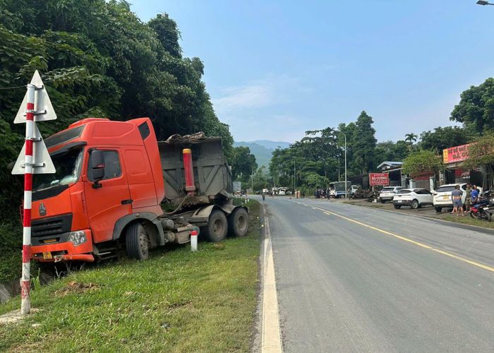 Hiện trường tai nạn xe đầu kéo và xe khách trên Quốc lộ 6 khi trời mưa, đường trơn làm 2 người tử vong và 1 người bị thương (Ảnh: Công an Phú Thọ).