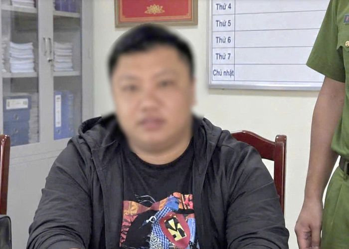 Đối tượng Nguyễn Văn Huân bị truy nã ra trình diện đầu thú tại Cơ quan Công an. (Ảnh: CAHY).
